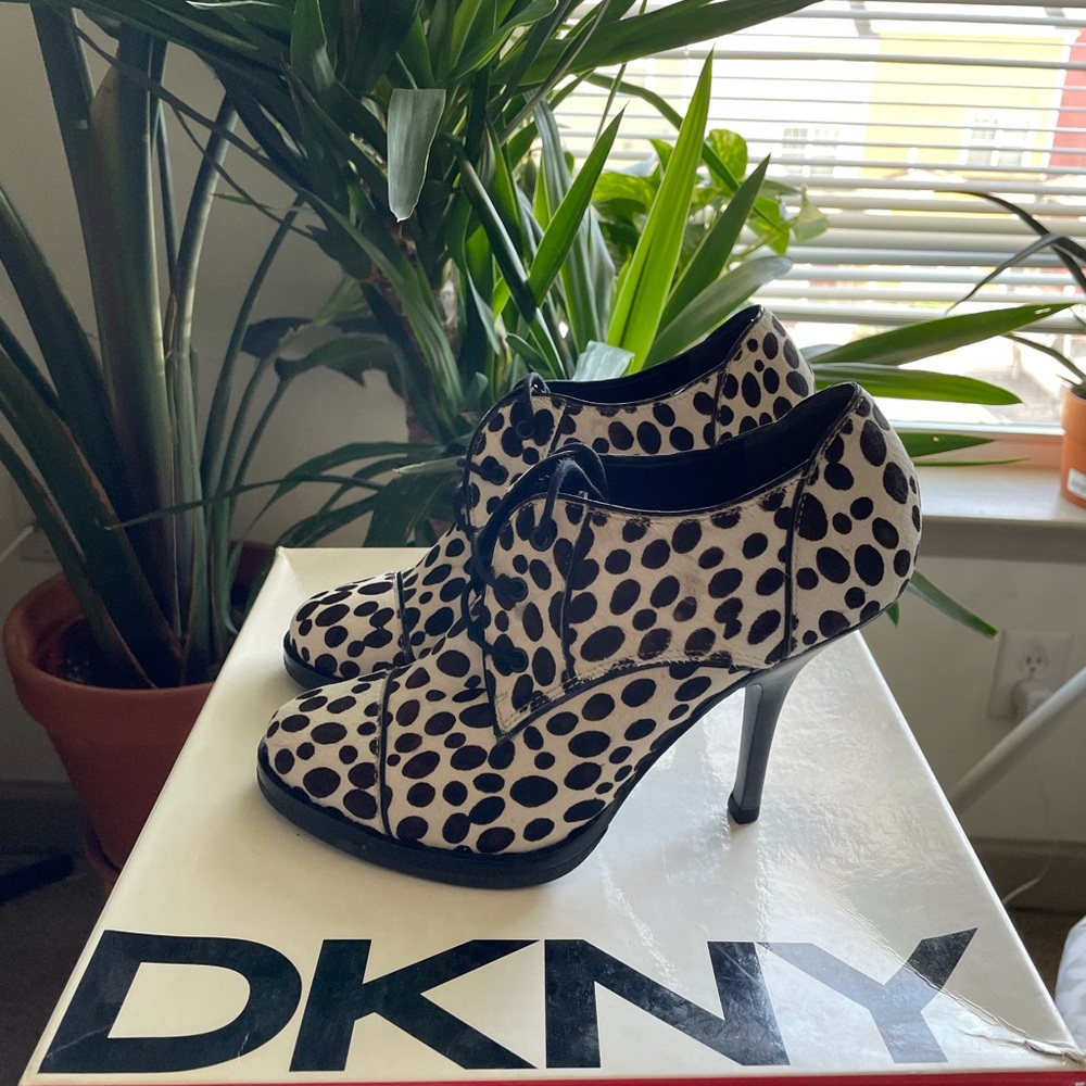 DKNY BLACK & WHITE OXFORDS